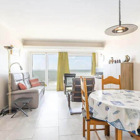 Apartment With Shared Pool *